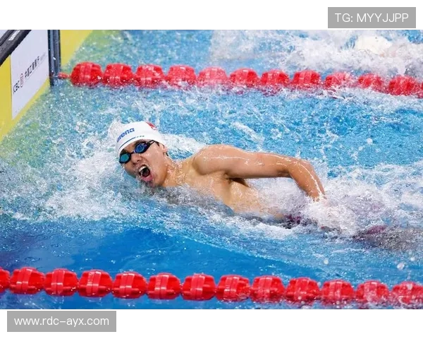 杨浚瑄展现中距离自由泳实力，强势领跑赛场引关注