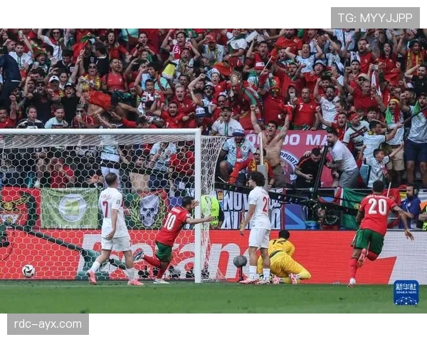 土耳其球迷点燃赛场，激情助威引爆赛事热潮