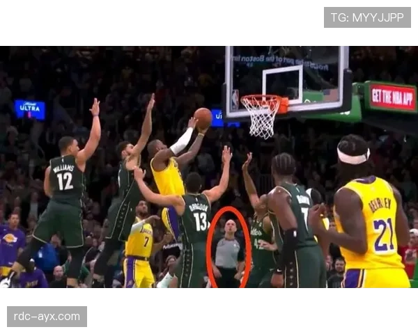 抱人犯规判罚标准解析:何时算犯规裁判必须即时吹哨?