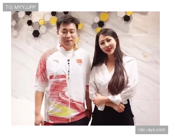 庞伟家的冰箱里塞满蛋白粉,邻居以为他开健身房 庞伟家的冰箱里塞满蛋白粉,邻居以为他开健身房