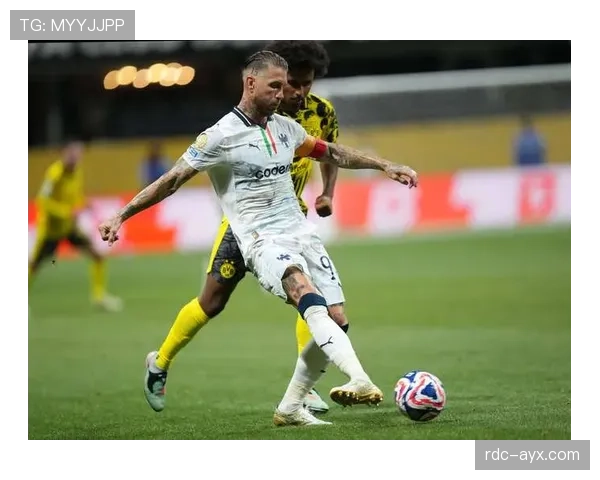 拉莫斯球场像打仗，家里却像宫殿，刷到照片那刻我懵了