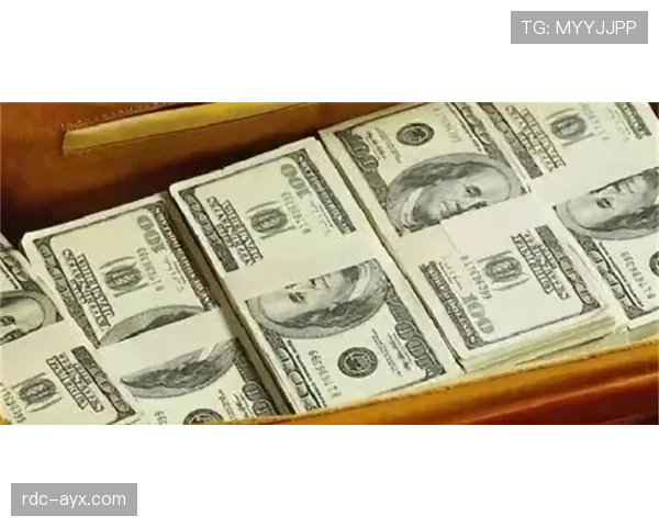 黄东萍出门拎包就像拎金条，这生活差距让人羡慕又绝望